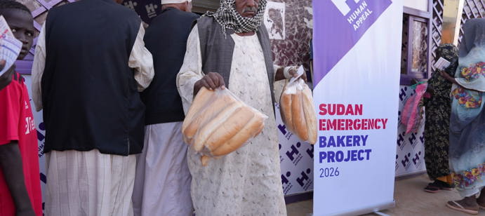 À Khartoum, le projet de boulangerie de Human Appeal continue d’apporter un soutien vital en fournissant chaque jour 15 800 pains frais à 1 700 personnes démunies, offrant un apport alimentaire essentiel au cœur d’une crise humanitaire persistante.