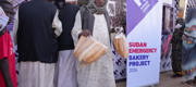 À Khartoum, le projet de boulangerie de Human Appeal continue d’apporter un soutien vital en fournissant chaque jour 15 800 pains frais à 1 700 personnes démunies, offrant un apport alimentaire essentiel au cœur d’une crise humanitaire persistante.
