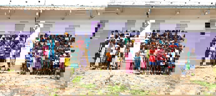 Au Sénégal, l’accès à l’éducation reste un défi majeur, notamment dans les zones rurales comme Sédhiou, où près de la moitié des enfants ne sont pas scolarisés. Le manque d’infrastructures, de mobilier scolaire et les inégalités sociales freinent considérablement la scolarisation des enfants défavorisés. Face à cette réalité, Human Appeal agit concrètement en renforçant les capacités éducatives locales. Grâce à la construction de 5 nouvelles salles de classe pour l’école franco-arabe de Sédhiou, accompagnée de la fourniture d’équipements essentiels, l’organisation contribue à créer un environnement propice à l’apprentissage. Ce projet illustre l’impact direct que des initiatives ciblées peuvent avoir sur l’avenir des enfants, en leur offrant une chance réelle d’accéder à une éducation de qualité.