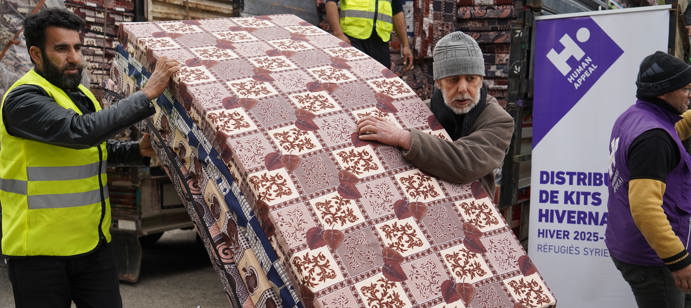 Réfugiés syriens : Human Appeal a distribué des articles à 429 familles vulnérables de Qastal Maaf, offrant deux matelas et deux couvertures par foyer pour les aider à affronter le froid.
