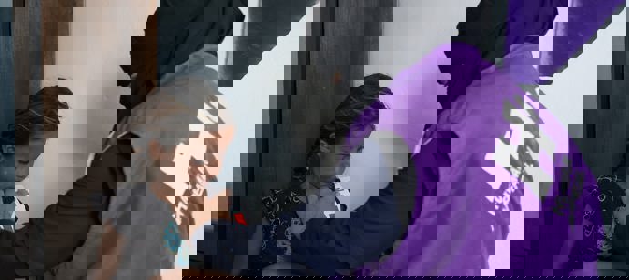 Human Appeal poursuit son action au centre de santé Al-Zohoor à Killi, offrant des soins essentiels aux réfugiés syriens et aux familles déplacées des camps voisins. Avec ses services en médecine interne, pédiatrie, gynécologie, dentisterie, nutrition, urgences et soutien psychosocial, le centre a pris en charge plus de 5 000 patients. Un bus de transport permet aussi aux habitants des camps alentours d’accéder aux soins. Dans une région où les infrastructures médicales sont limitées, Al-Zohoor reste un pilier vital pour la santé des communautés touchées.