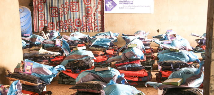 À El Obeid au Soudan, Human Appeal, en partenariat avec l’Organisation internationale pour les migrations (OIM), a distribué 1 250 kits non alimentaires à des familles déplacées, comprenant des ustensiles de cuisine, des jerrycans, des couvertures, des tapis de couchage et du matériel essentiel pour améliorer leurs conditions de vie.