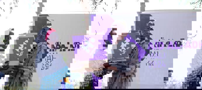 Mali : L'insécurité, les problèmes économiques et le réchauffement climatique ont conduit à ce que 32 % de la population du Mali soit en requête d'assistance humanitaire, ce qui représente environ 7,1 millions de personnes.  Votre précieuse aide a rendu possible la distribution de viande de boeuf fraîche à 8 400 personnes, leur offrant la possibilité de bénéficier d'une alimentation nutritive durant cette période significative.  Par votre générosité en offrant votre odhiya au Mali lors du récent Dhul Hijja, vous avez garantis à chaque famille 5 kilogrammes de viande, fournissant une nutrition indispensable à ceux qui en manquent.