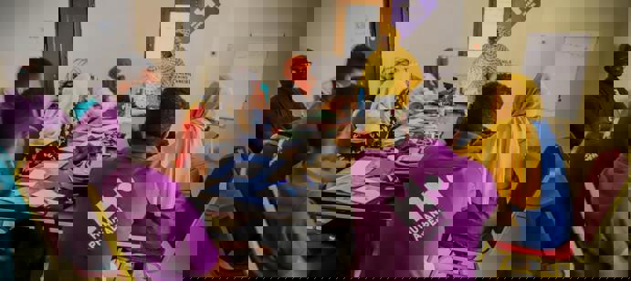 Dans la région du Nil Bleu au Soudan, notre équipe a organisé une formation sur la protection de l’enfance en situation d’urgence, réunissant de nouveaux membres du personnel et des représentants du Ministère du Bien-être social, tout en préparant la réhabilitation d’espaces dédiés aux femmes et aux enfants pour renforcer leur protection.